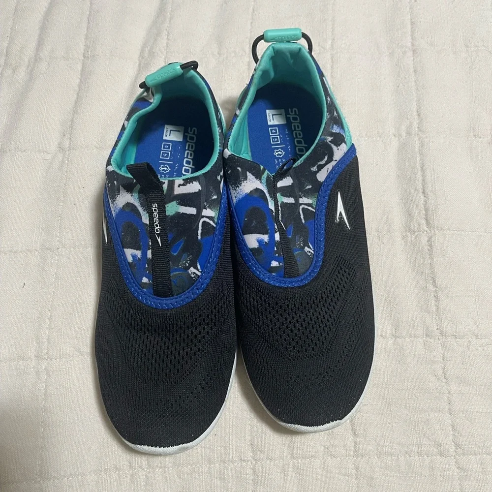 Speedo kid’s water shoes junior size L (4-5)